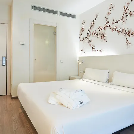 Hotel Hesperia Ramblas 4*